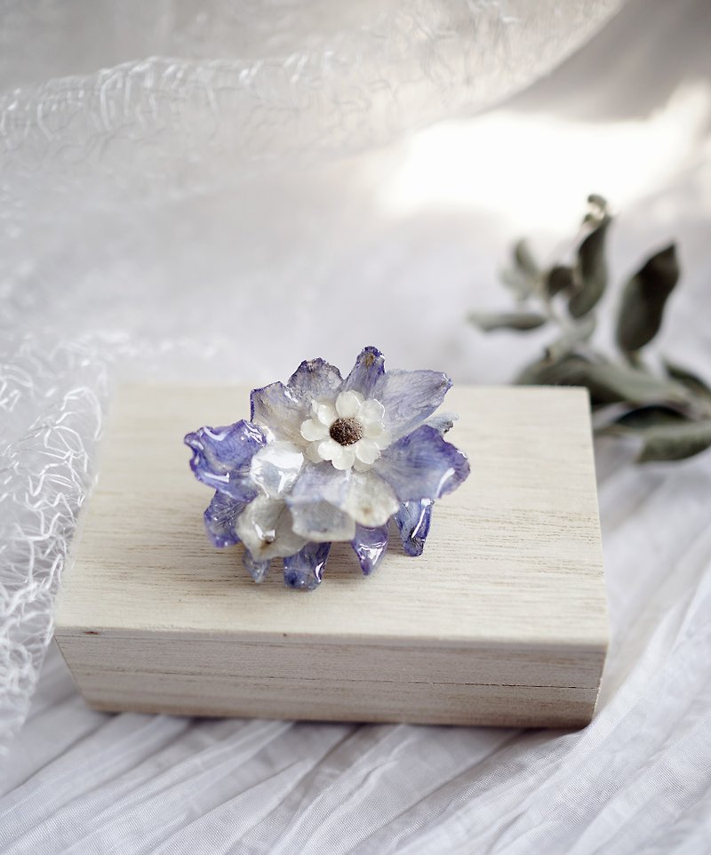dried flower 法国白梅 Ixodia + 蓝色飞燕草 Delphinium 胸针 - 胸针 - 植物．花 蓝色