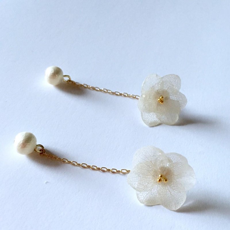 * White * Hit Hydrangea Earrings and Long Pearl Catch
