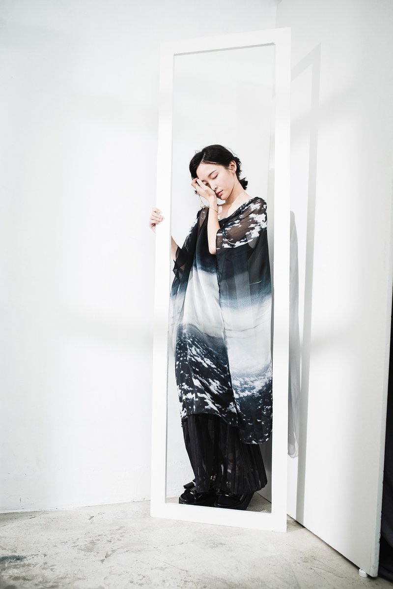 JUBY CHIU / 解构窗框黑色百褶裙