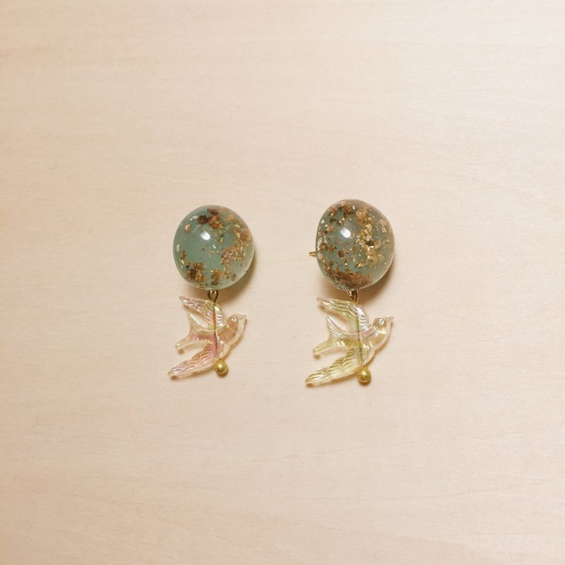 复古绿金箔丸子透明小鸟耳环