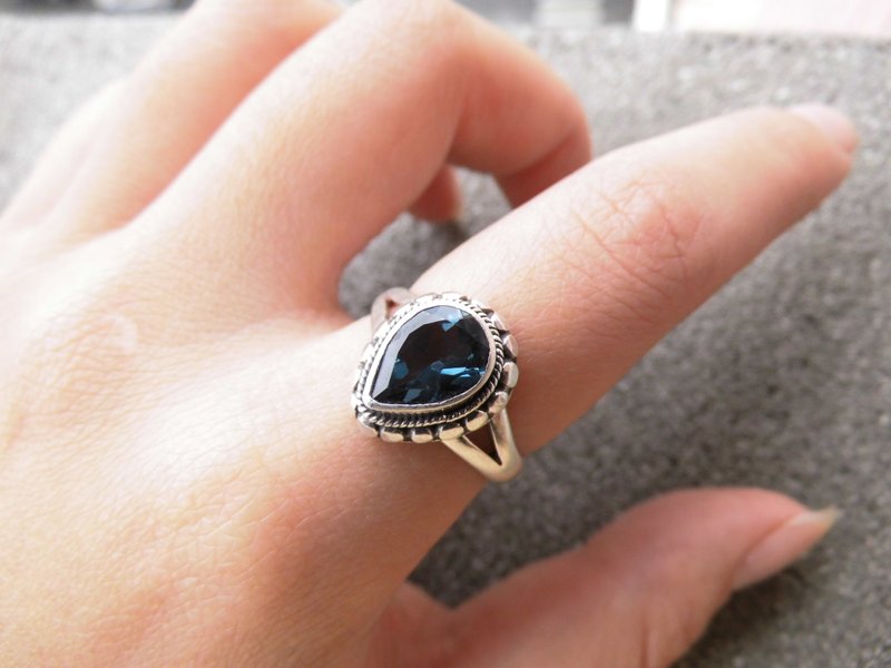 伦敦蓝托帕石blue topaz925纯银简约水滴戒指 尼泊尔手工镶嵌制作 情人节礼物 生日礼物