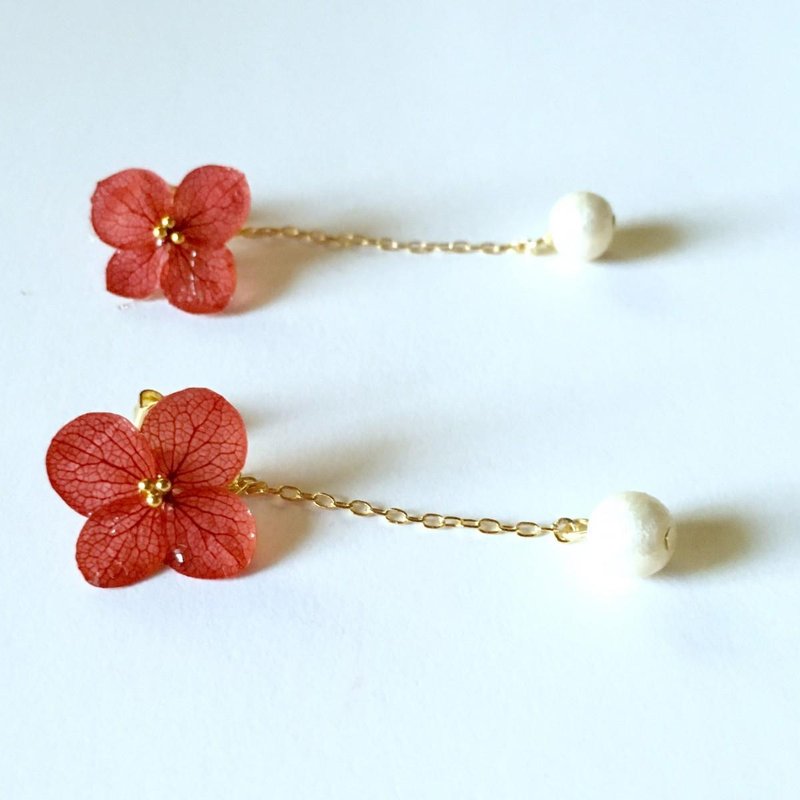 * Red * Hitohira Hydrangea Earrings and Long Pearl Catch
