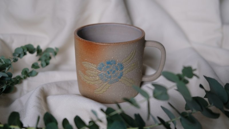 蓝花黄叶牡丹刻花杯