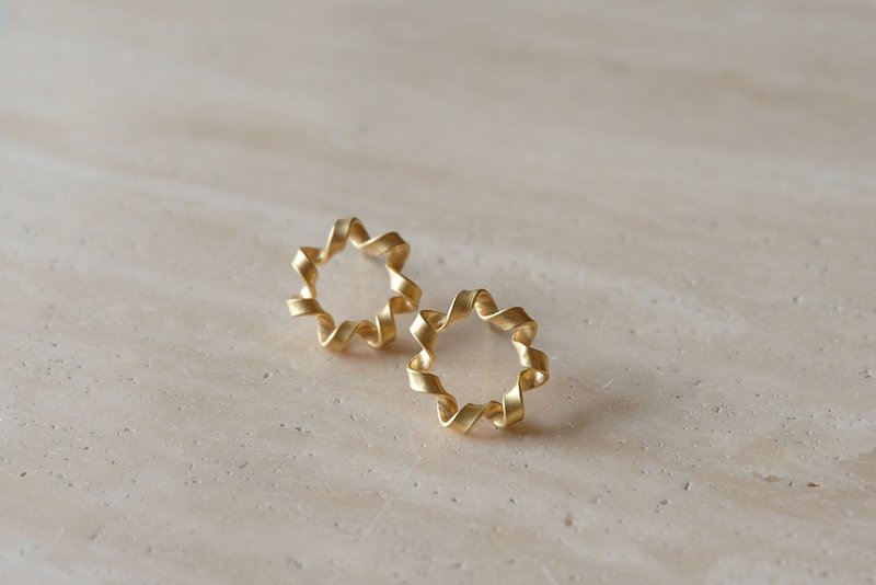 Ribbon Studs