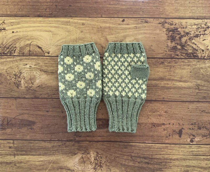 Nordic tradition pattern of hand warmer (bright green × light yellow)
