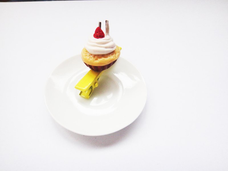 Pin yellow cupcakes.