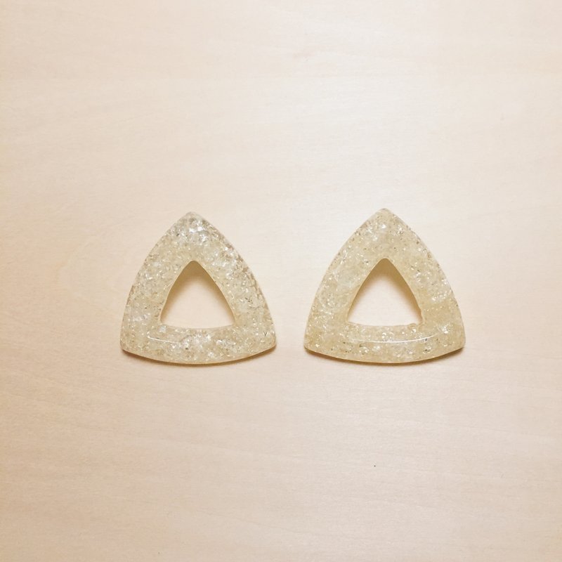 复古米白色裂纹立体大三角耳环