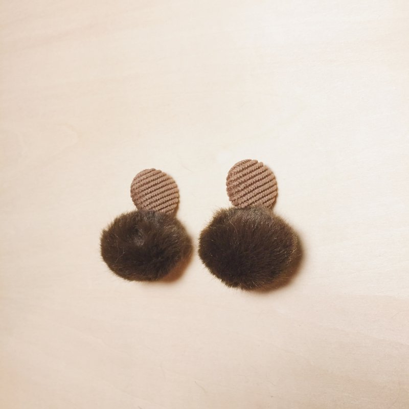 复古灯芯绒圆耳针咖啡毛球耳环