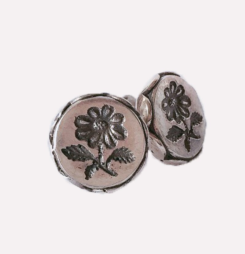 浮雕花形耳环 / Embossed flower earrings