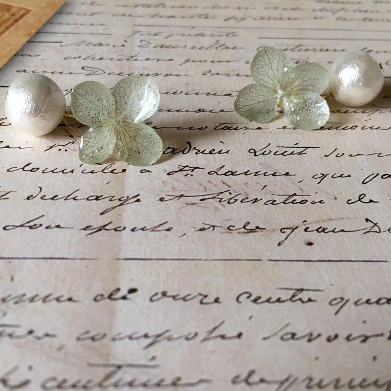 *Gray*Hydrangea pierce and pearl catch