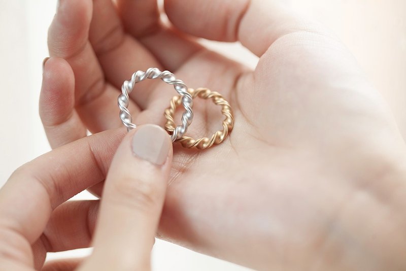 Double twist ring