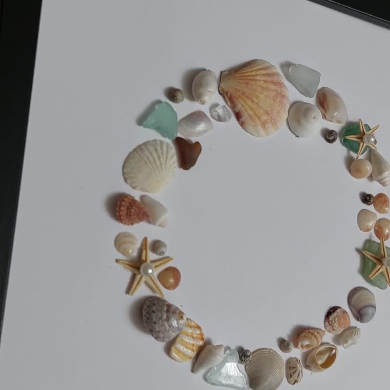 Circle of shells and sea glass. Coastal wreath. Art from shells and sea glass. - 墙贴/壁贴 - 其他材质 白色