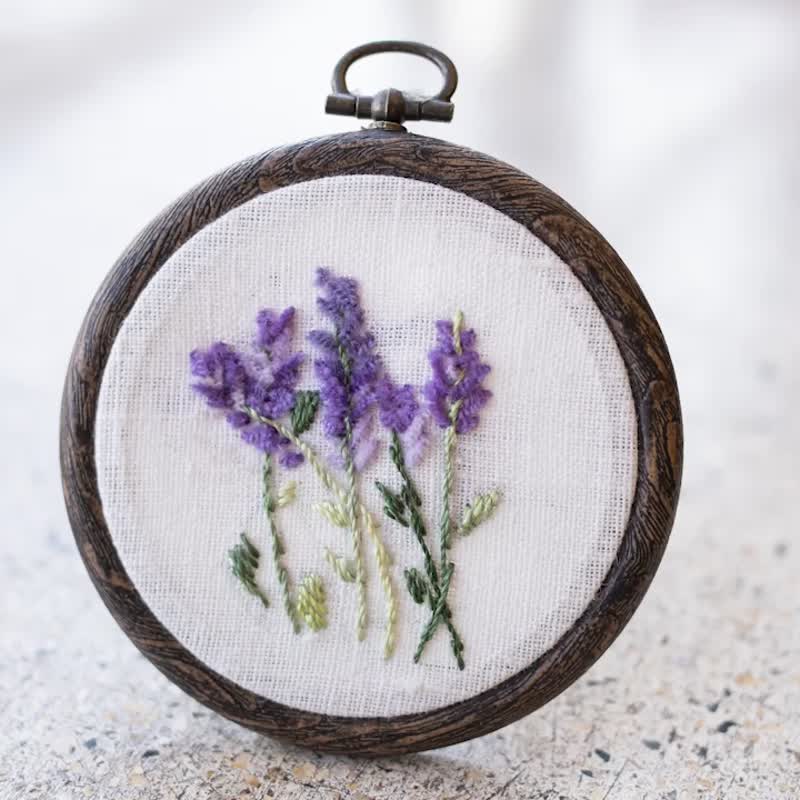 ラベンダーの花の刺繍製作キット　はじめての方でも安心　オリジナルモール糸で簡単に刺繍できる花刺繍シリーズです - 编织/刺绣/羊毛毡/裁缝 - 绣线 紫色