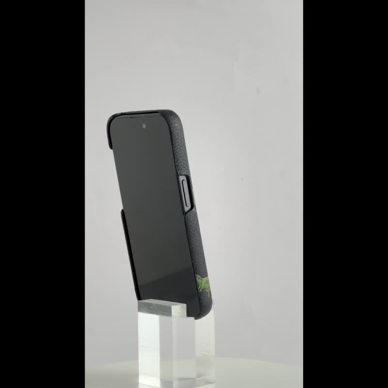 【COACH】iPhone 15系列 精品真皮手机壳 小恐龙 - 手机壳/手机套 - 真皮 黑色