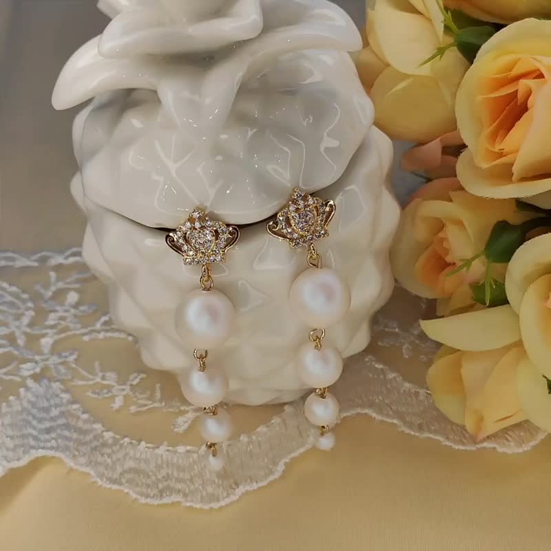 Long Gold Dangle Pearl Swarovski Earrings, Queen Pearl Drop Stud Crown Earrings - 耳环/耳夹 - 珍珠 白色
