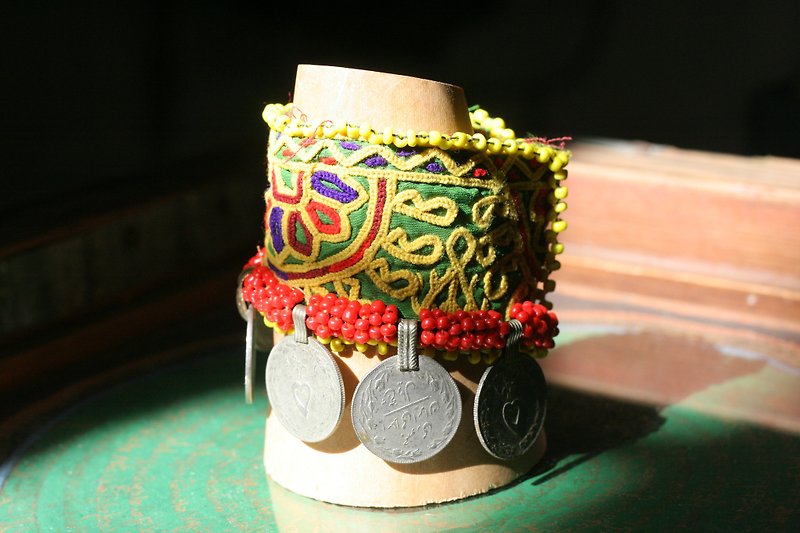 OMAKE阿富汗手工串珠刺绣手环(粗) - 手链/手环 - 纸 多色