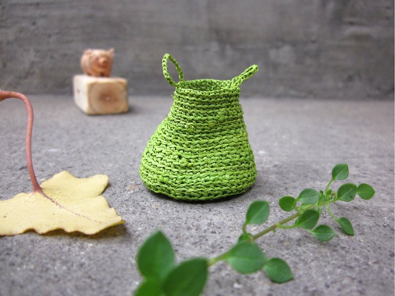 Miniature green basket, home decor, natural, hand crochet, dollhouse - 置物架/篮子 - 其他材质 绿色