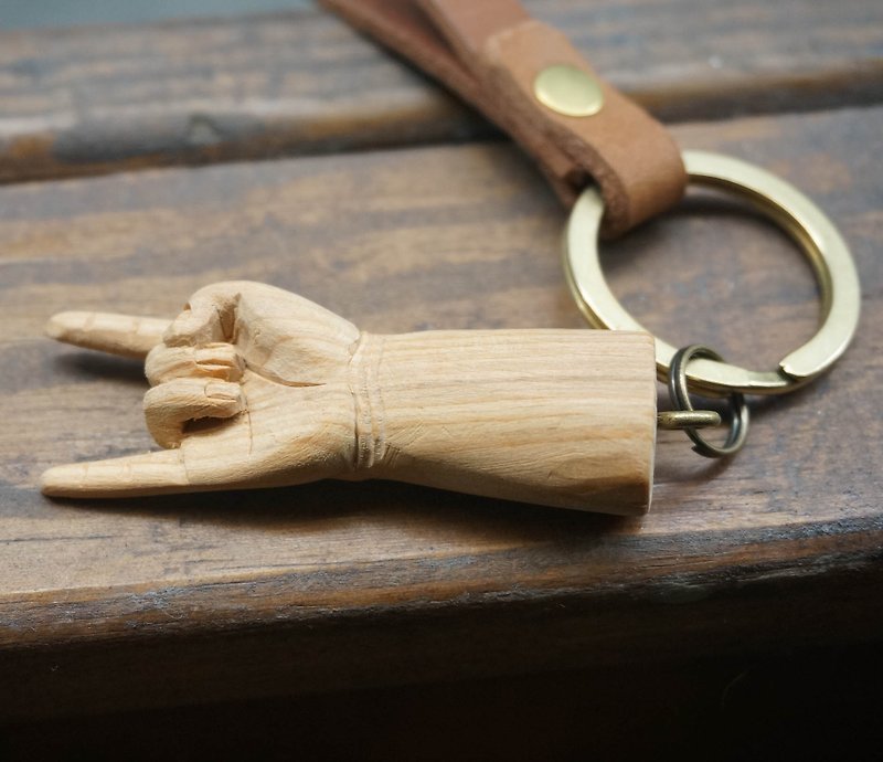 真皮手工桧木雕刻小手吊饰钥匙圈 - 钥匙链/钥匙包 - 真皮 咖啡色