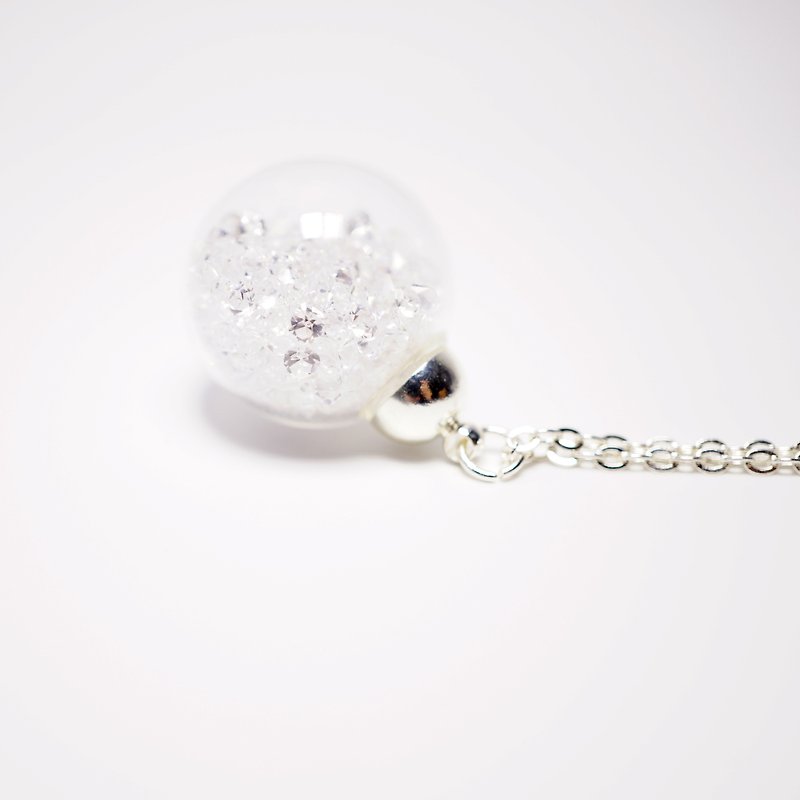 A Handmade 白色水晶玻璃球颈链