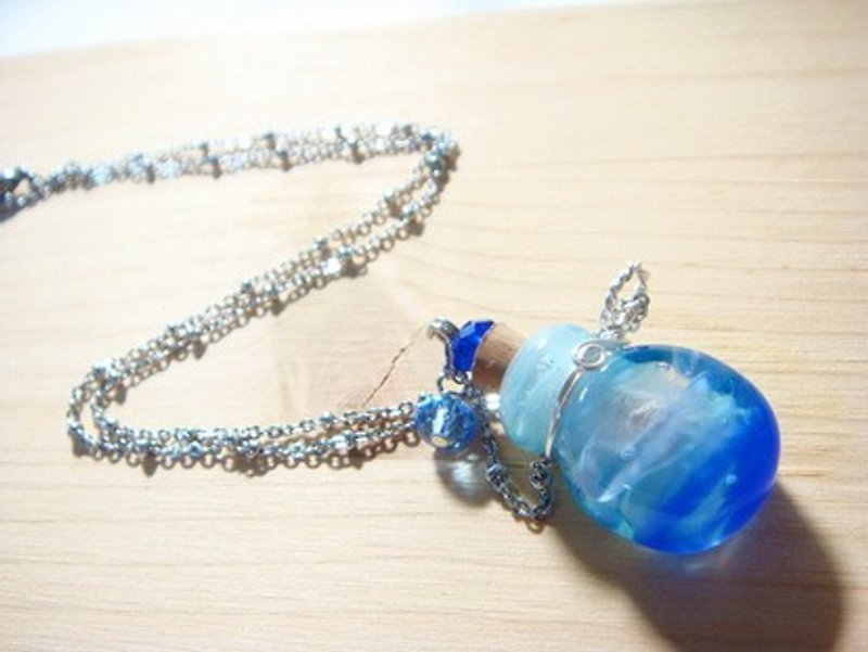 柚子林琉璃 - 精油瓶 经典千层纹 - 浅海蓝x深海蓝 (扁身瓶) - 项链 - 玻璃 蓝色