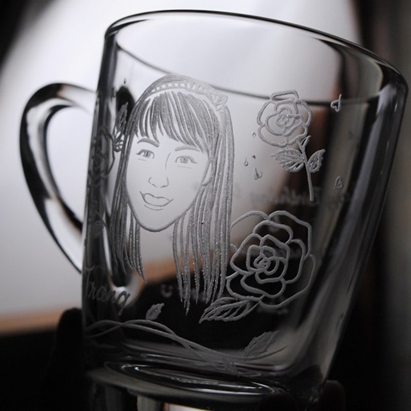 320cc【肖像订做甜美蔷薇风】(写实版) 玫瑰花女孩马克杯 定制化 - 订制画像 - 玻璃 黑色