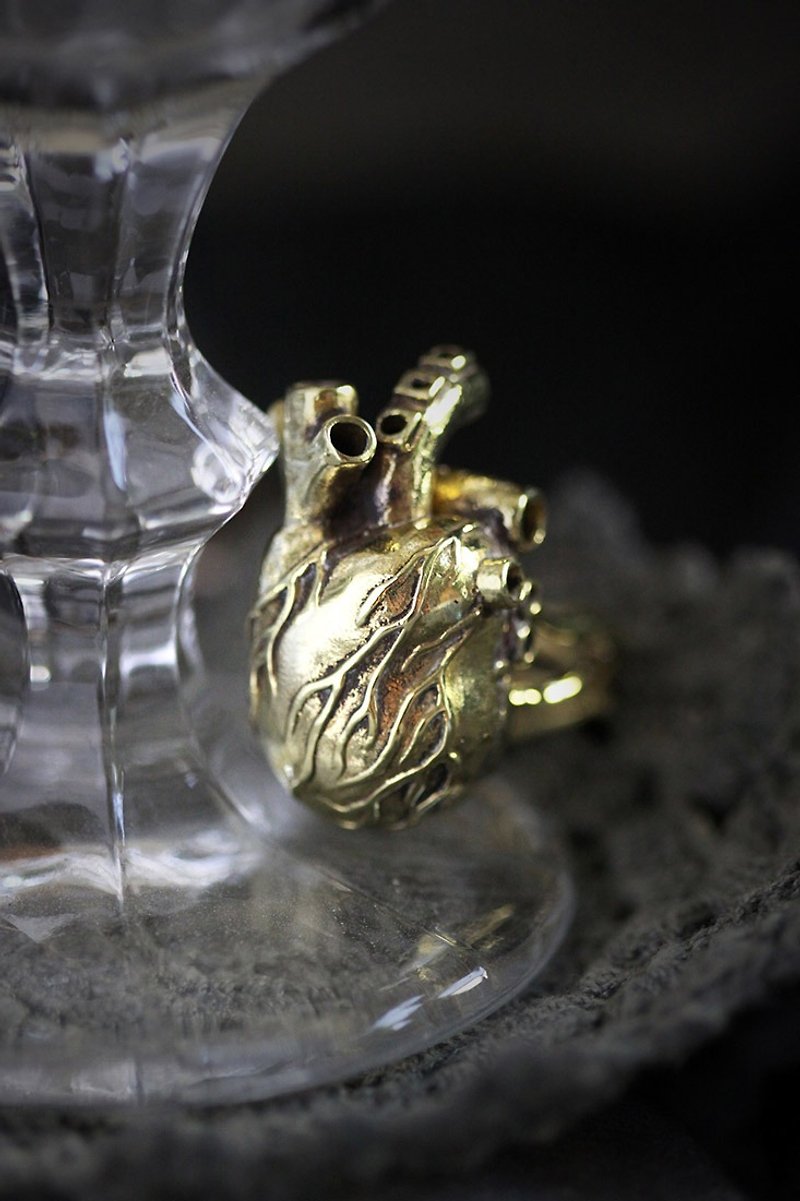 Anatomical Heart Ring by Defy. - 戒指 - 其他金属 