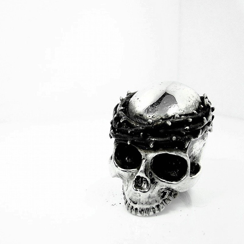 Skull with thorn crown ring in white bronze and oxidized antique color ,Rocker jewelry ,Skull jewelry,Biker jewelry - 戒指 - 其他金属 