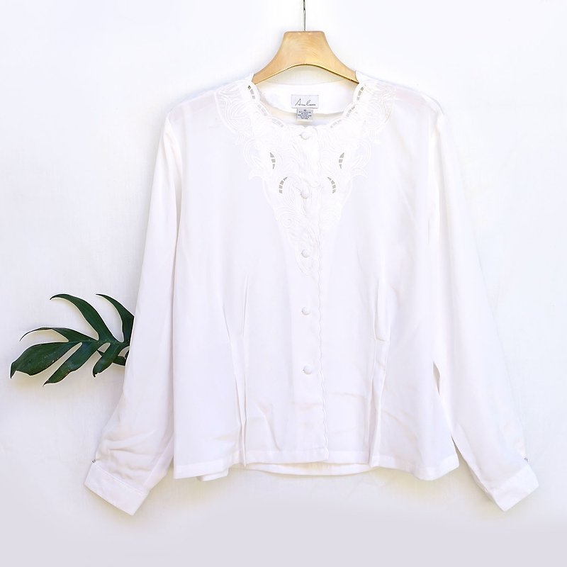 BajuTua /古着/ 秀白花朵 圆领篓空滑料衬衫 - 女装衬衫 - 其他材质 白色