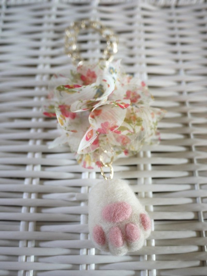 羊毛毡～猫手掌手袋／包包吊饰（白色） - 吊饰 - 羊毛 
