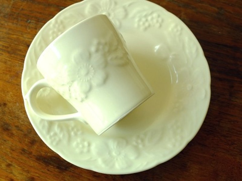 日本IZAWA  Flora古典花园 立体花样马克杯 米白 - 茶具/茶杯 - 瓷 白色