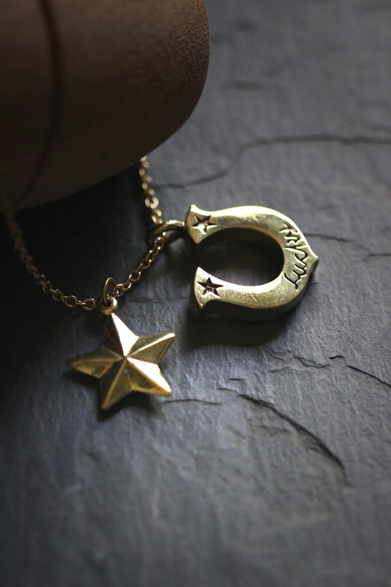 Horseshoe with Star Necklace by Defy. - 项链 - 其他金属 金色