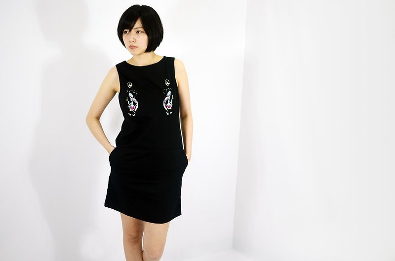 humming-Embroidered Sleeveless Shift Dress 刺绣无袖洋装-HSD1401-01 - 洋装/连衣裙 - 纸 黑色