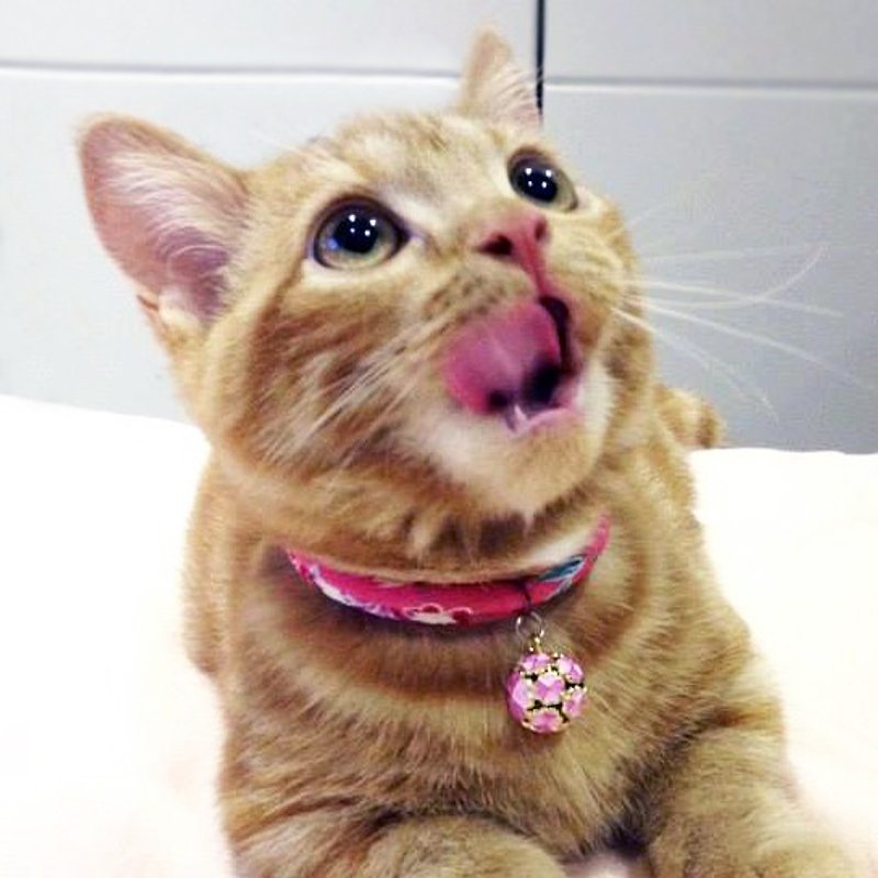 日本犬猫和布项圈(可调式)--桃樱+粉幸运草圆铃(猫用安全扣项圈) - 项圈/牵绳 - 丝．绢 红色