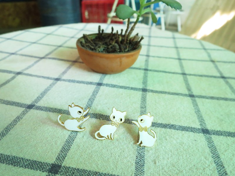 猫咪玩耍 手作耳环 - 耳环/耳夹 - 其他金属 金色