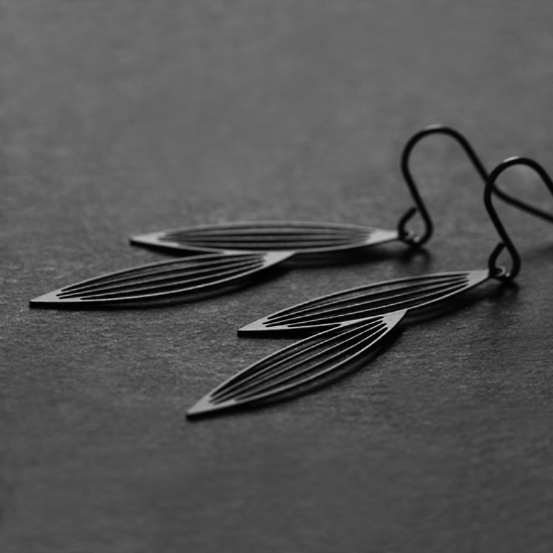 黑淡竹二叶耳环 Black Two Sasagrasses Earrings - 耳环/耳夹 - 其他金属 黑色
