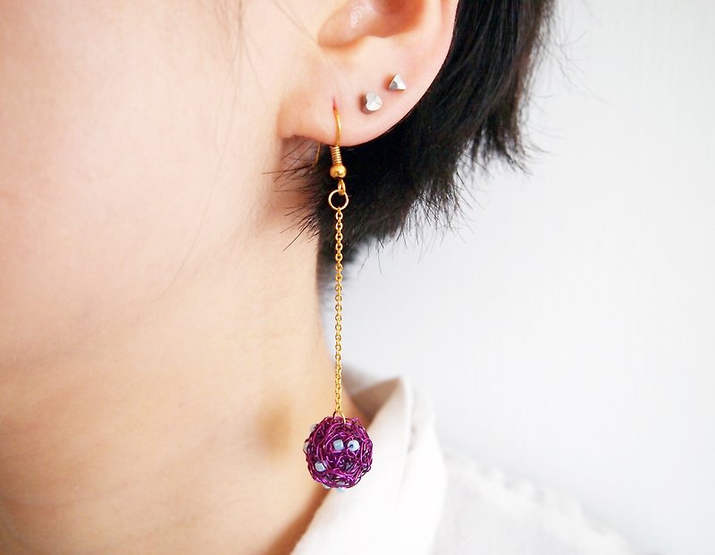 高雅手工编织紫色铜线配浅蓝色闪珠波波长耳环 - 耳环/耳夹 - 其他材质 紫色