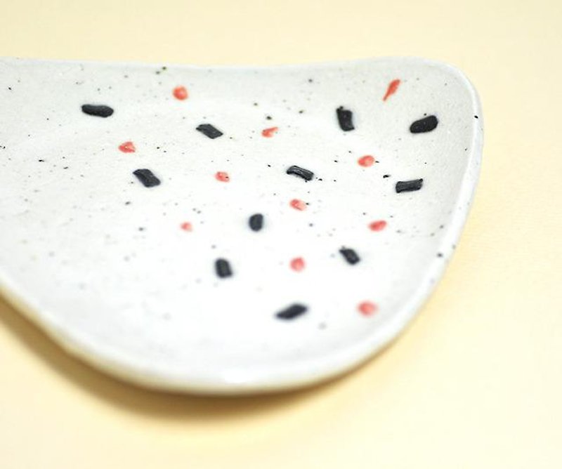 シャケふりかけおにぎりの皿（レギュラーサイズ）【中皿】 - 浅碟/小碟子 - 其他材质 白色
