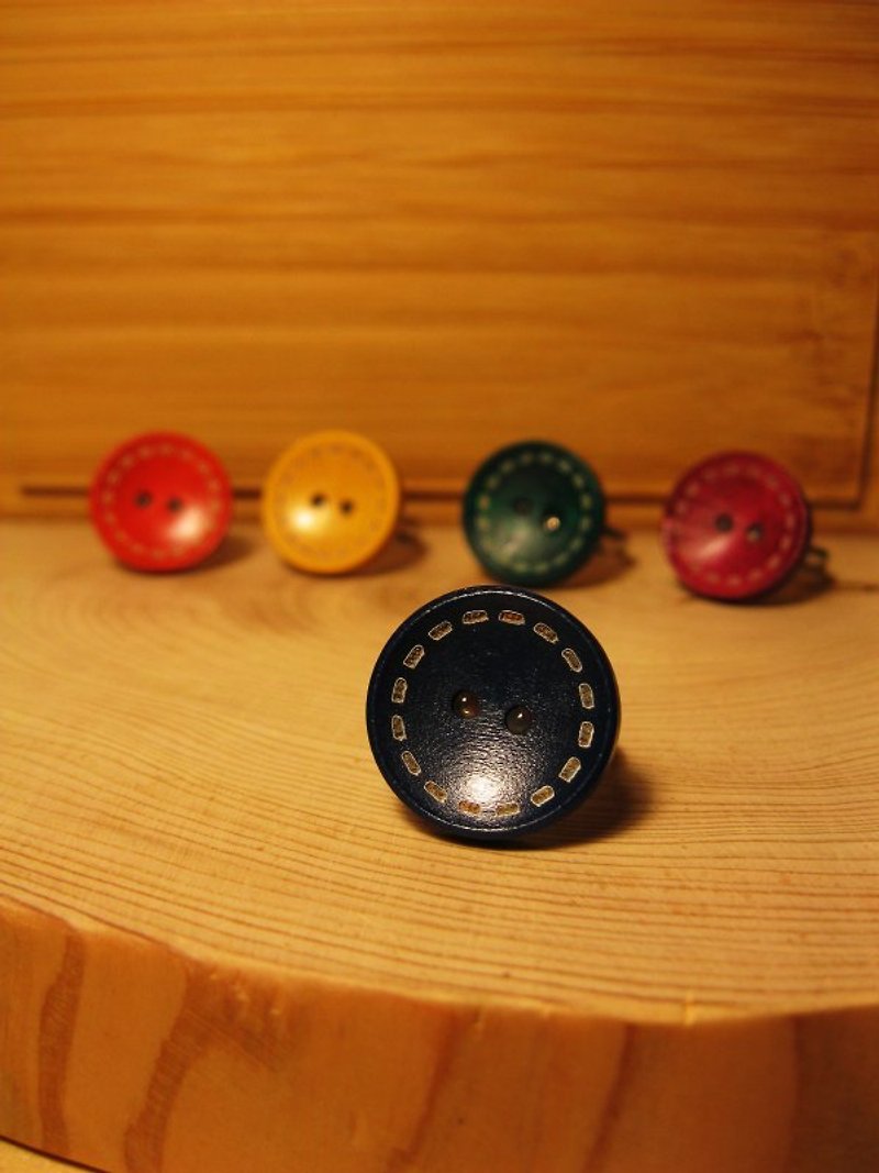 钮扣戒●深蓝色木质钮扣●中 - 戒指 - 木头 蓝色