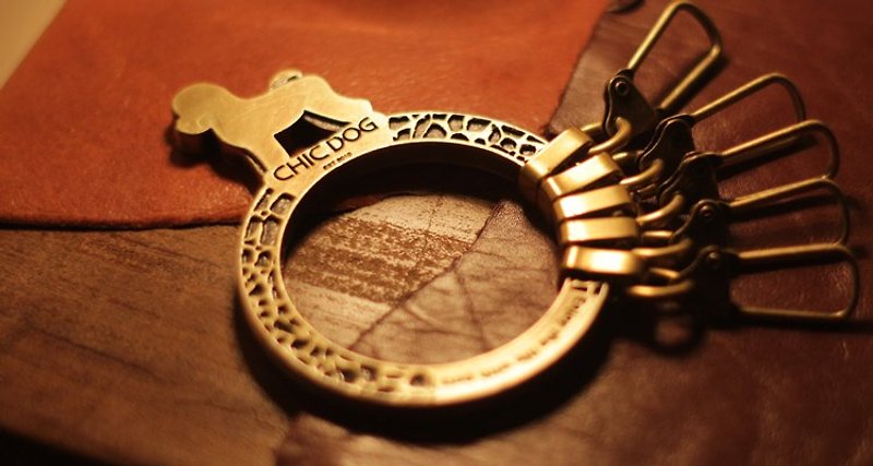 【CHIC DOG 】 豹纹款 站立狗钥匙圈 - 钥匙链/钥匙包 - 其他金属 多色