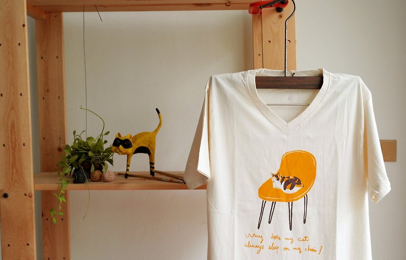 T shirt V neck cotton calico cat hand print with brown and orange color - 中性连帽卫衣/T 恤 - 棉．麻 白色