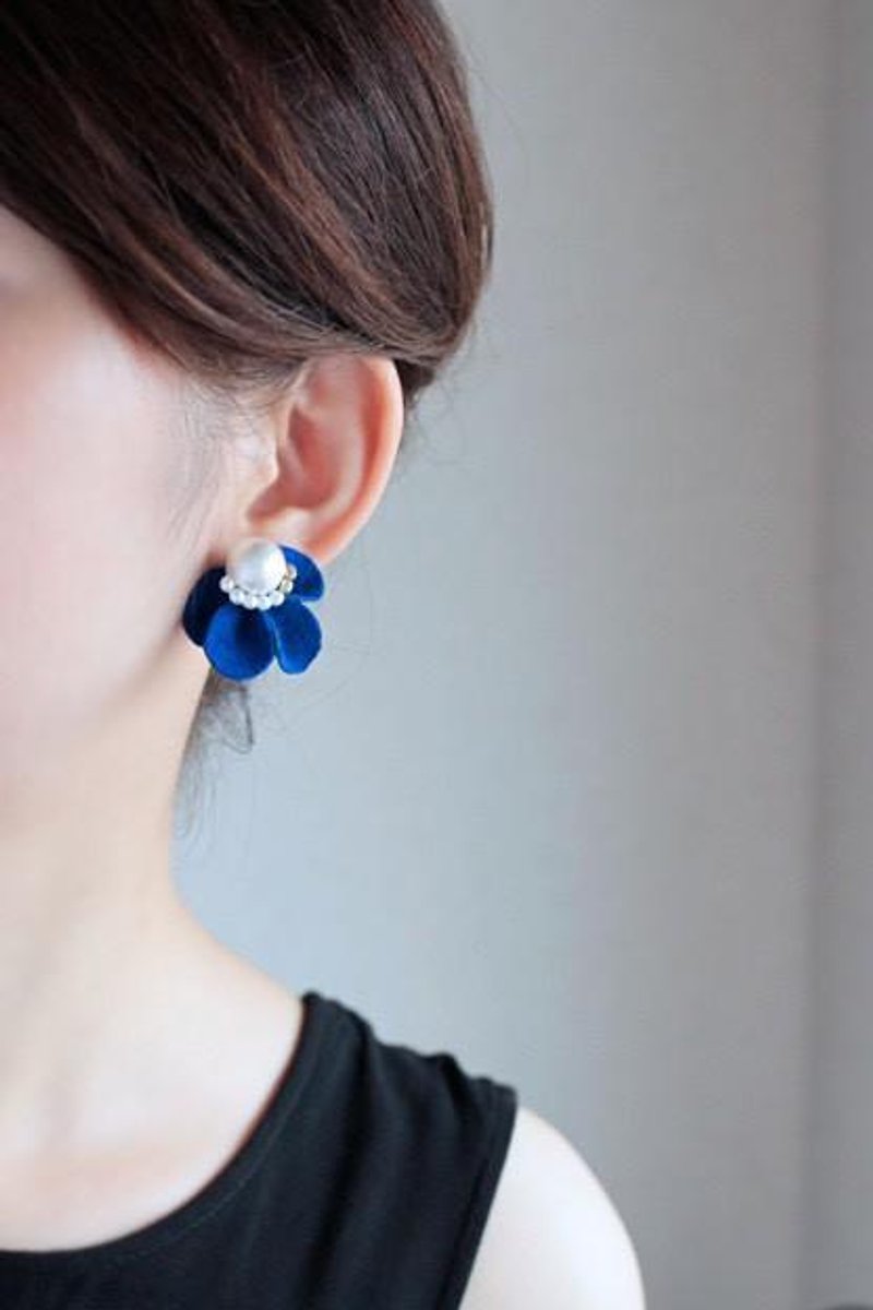 フラワーイヤリング fiore ブルー - 耳环/耳夹 - 真皮 蓝色