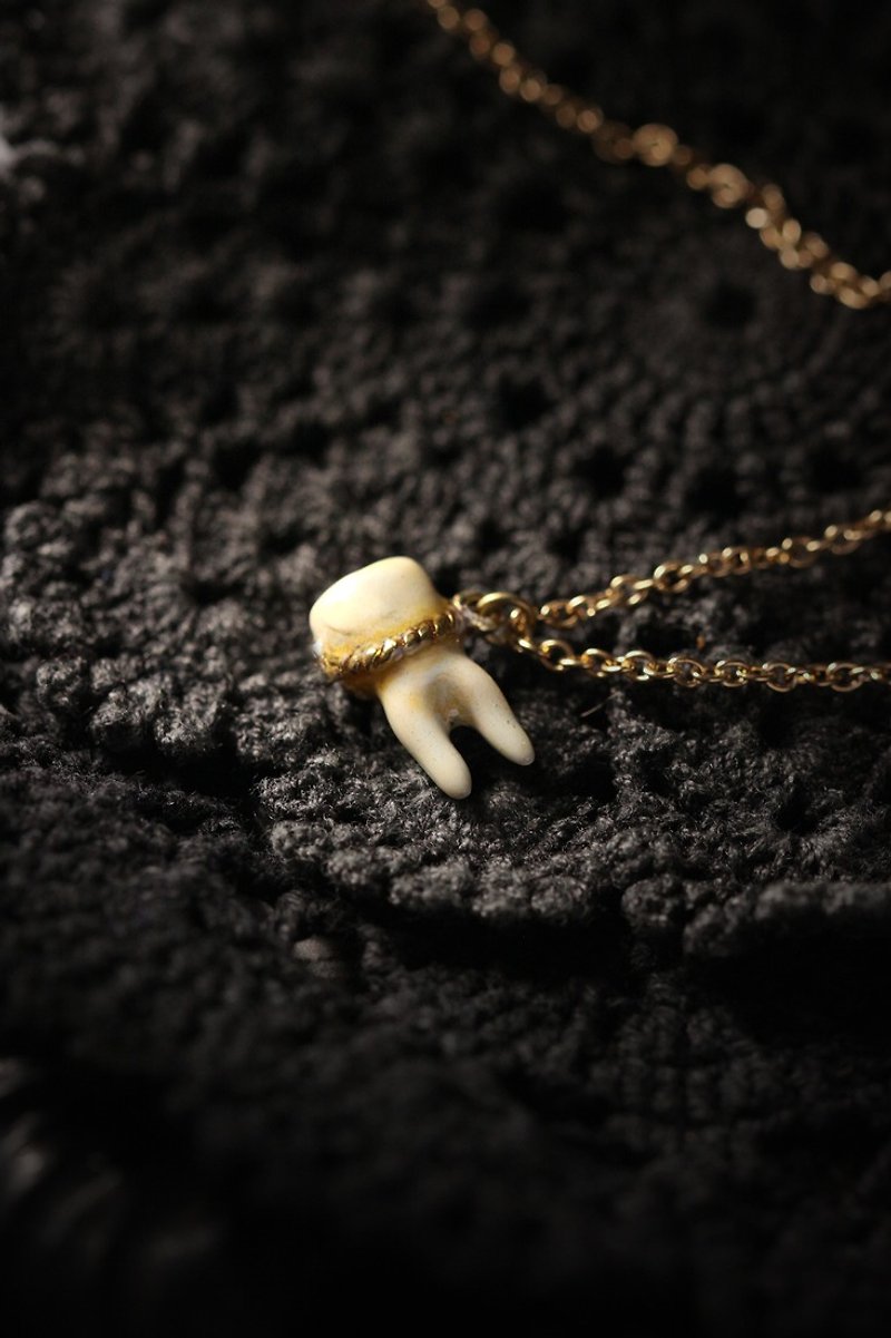 A Tooth (two fangs) Charm Necklace. - 项链 - 其他金属 