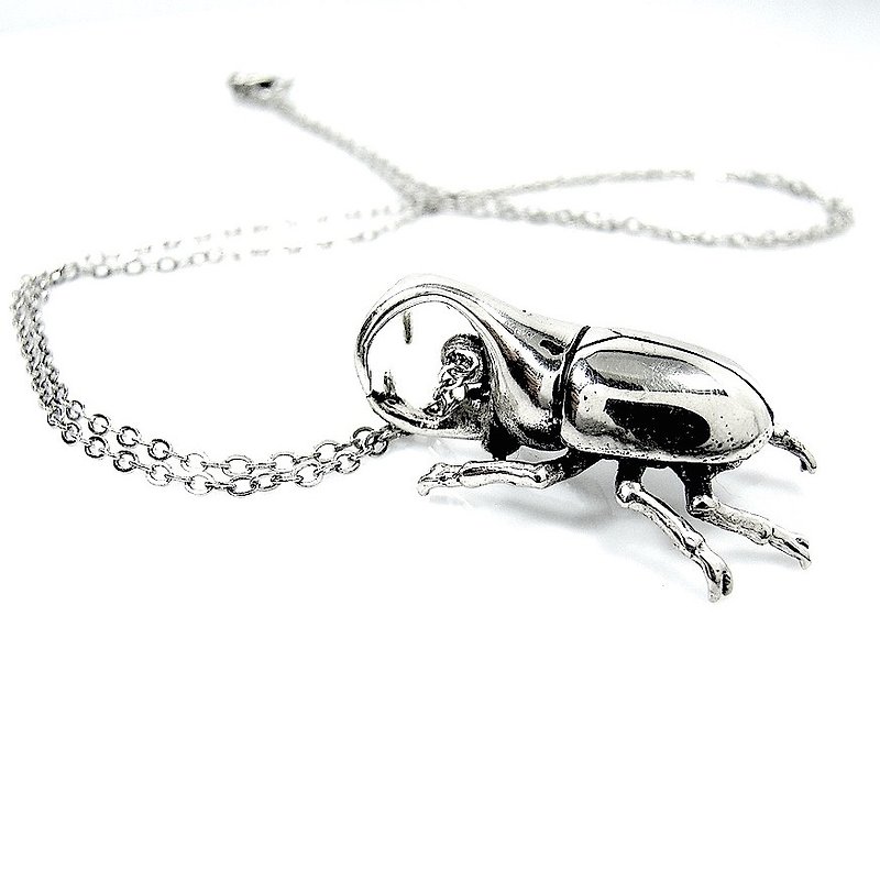 Rhino beetle pendant in white bronze - 项链 - 其他金属 