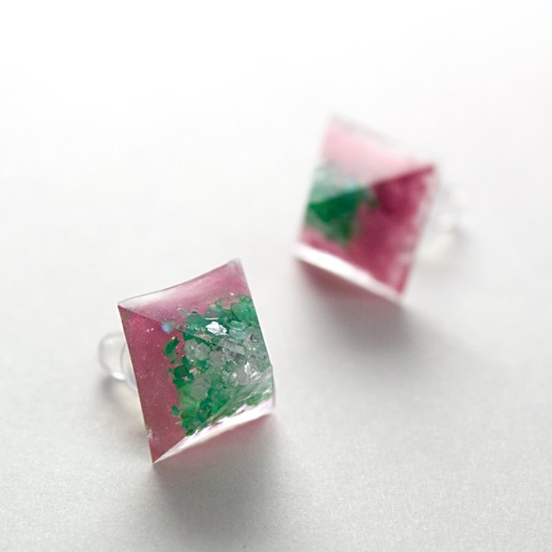 ピラミッドピアス(いちごちゃん) - 耳环/耳夹 - 其他材质 粉红色