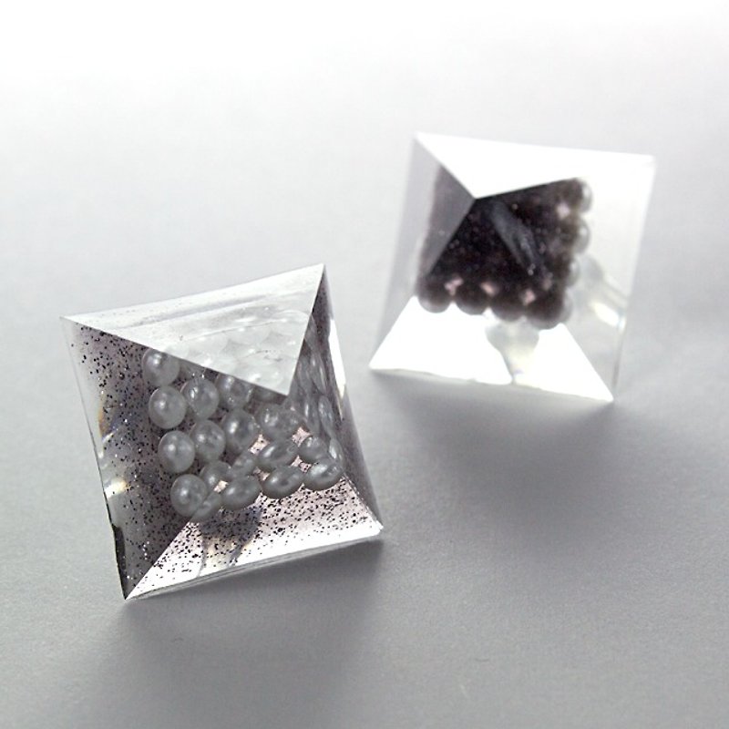 ピラミッドピアス(地層ブラック) - 耳环/耳夹 - 其他材质 黑色