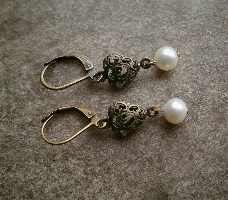 古铜心型镂空珍珠耳环 - 耳环/耳夹 - 宝石 白色