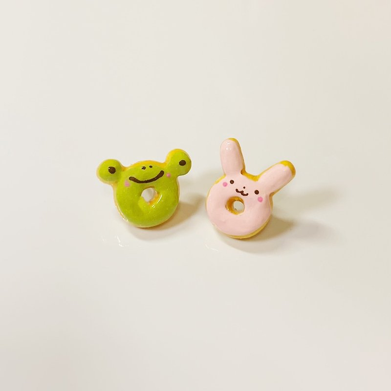 兔兔与蛙蛙甜甜圈耳环组(两个一组)(可改耳夹式) - 耳环/耳夹 - 粘土 多色