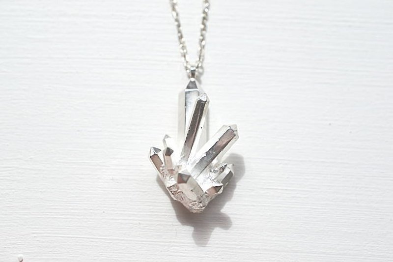 水晶クラスターモチーフのネックレス - 项链 - 其他金属 银色