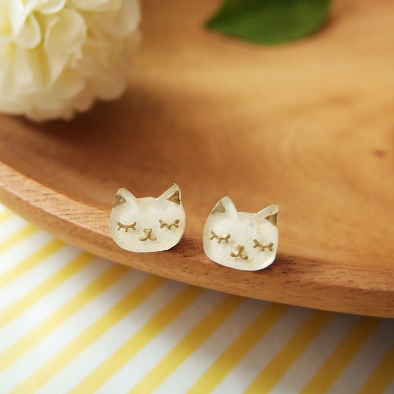 Meow原创手作白金色猫猫耳环 (可改夹式) - 耳环/耳夹 - 塑料 白色