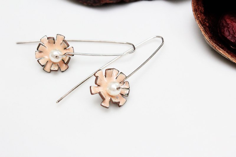Flora Earrings 花朵珐琅耳环(粉红) - 耳环/耳夹 - 其他金属 粉红色